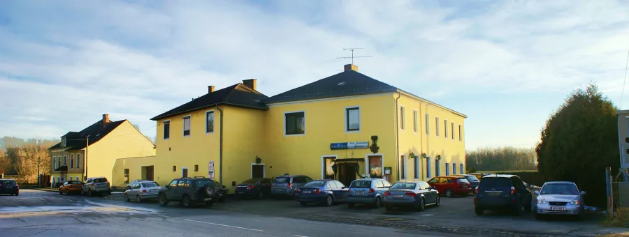 Gasthaus Jana in der Hauptstraße 58 in Dürnkrut, Außenansicht des gelben Wirtshauses mit Parkplätzen